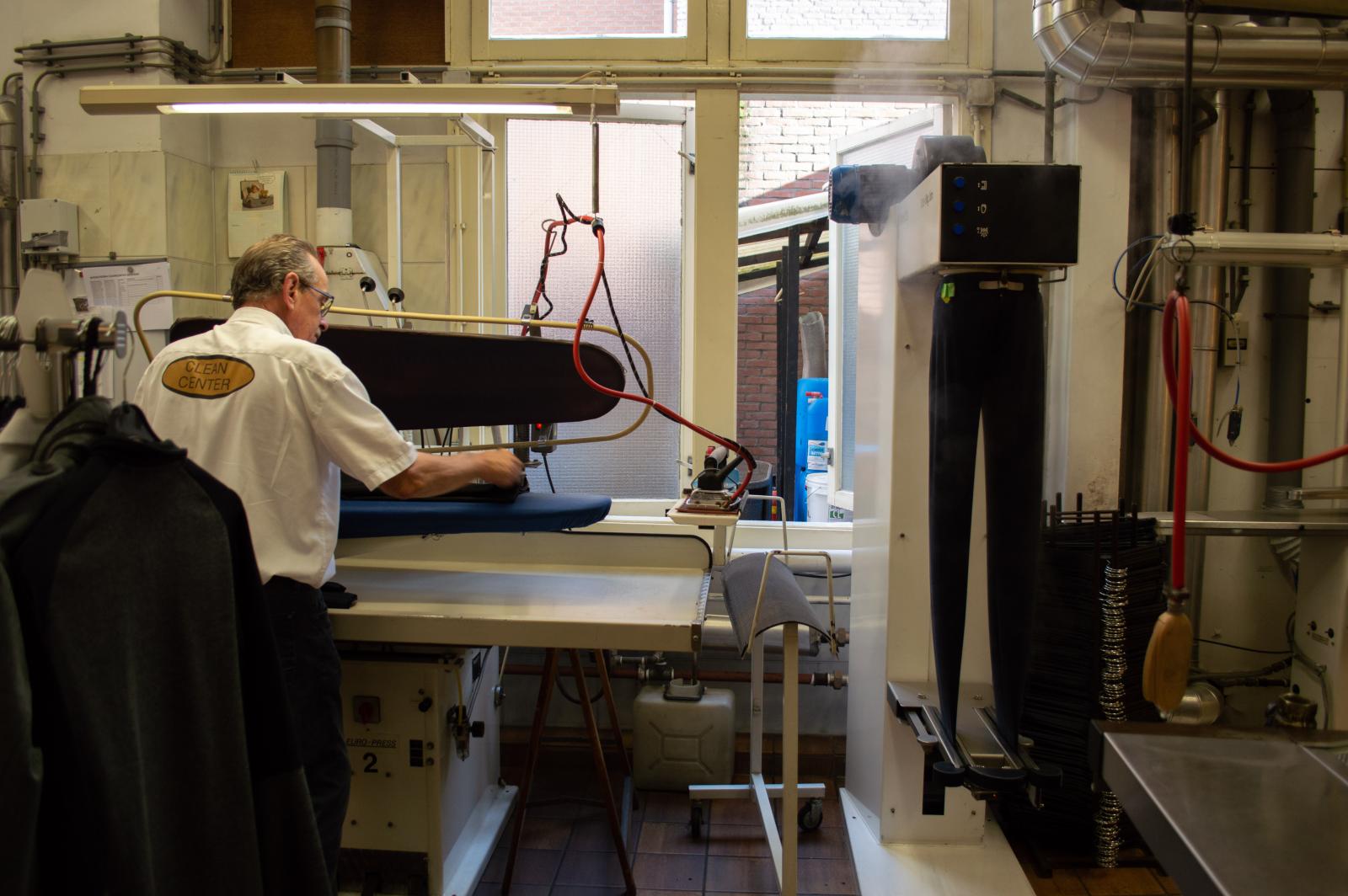 Werknemer Clean Center in stomerij in Amsterdam